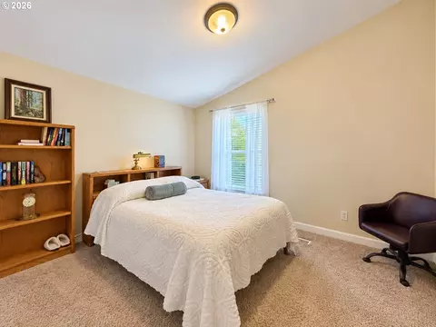 Bedroom - 5343 Cobblestone Ln, Eugene, OR 97402 photo 6 of 9