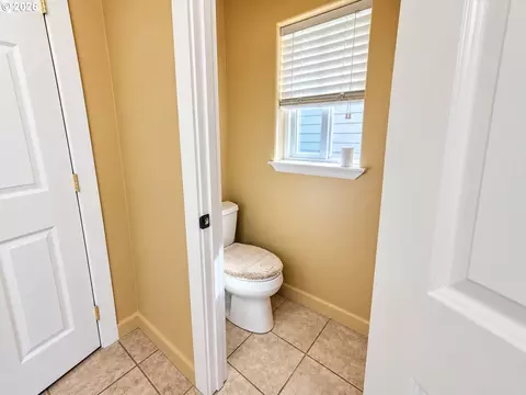 Bath - 5343 Cobblestone Ln, Eugene, OR 97402 photo 3 of 4