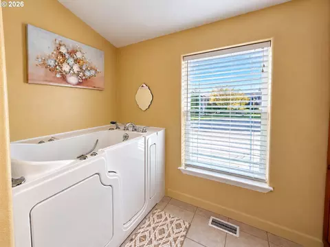 Bath - 5343 Cobblestone Ln, Eugene, OR 97402 photo 2 of 4