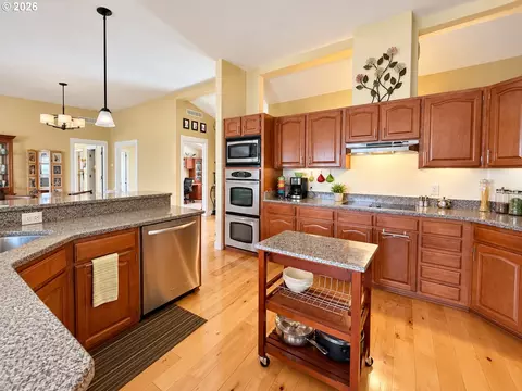 Kitchen - 5343 Cobblestone Ln, Eugene, OR 97402 photo 3 of 5