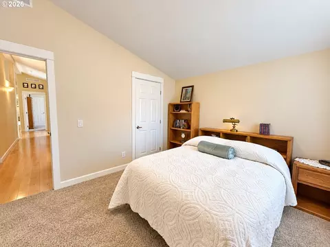 Bedroom - 5343 Cobblestone Ln, Eugene, OR 97402 photo 7 of 9