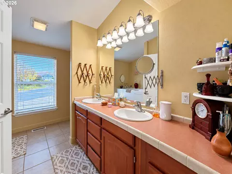 Bath - 5343 Cobblestone Ln, Eugene, OR 97402 photo 1 of 4