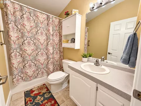 Bath - 5343 Cobblestone Ln, Eugene, OR 97402 photo 4 of 4