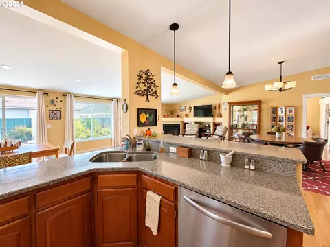 Kitchen - 5343 Cobblestone Ln, Eugene, OR 97402 photo 4 of 5