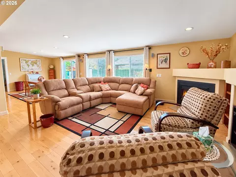 Living - 5343 Cobblestone Ln, Eugene, OR 97402 photo 2 of 2