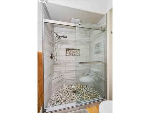 Bath - 4241 Cole Way, Springfield, OR 97478 photo 2 of 3
