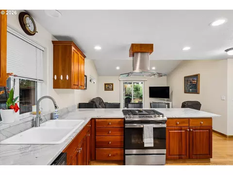 Kitchen - 4241 Cole Way, Springfield, OR 97478 photo 4 of 5