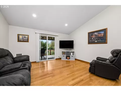 Living - 4241 Cole Way, Springfield, OR 97478 photo 3 of 3