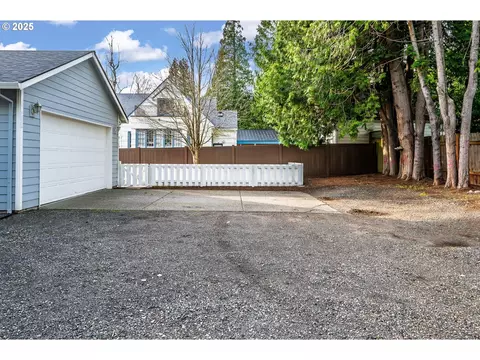 Exterior - 1113 W Powell Blvd, Gresham, OR 97030 photo 4 of 5