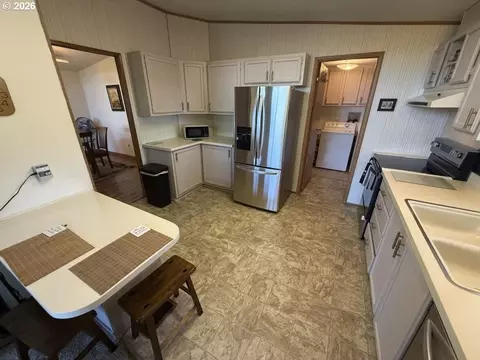 Kitchen - 401 Hillside Loop, Seaside, OR 97138 photo 2 of 2