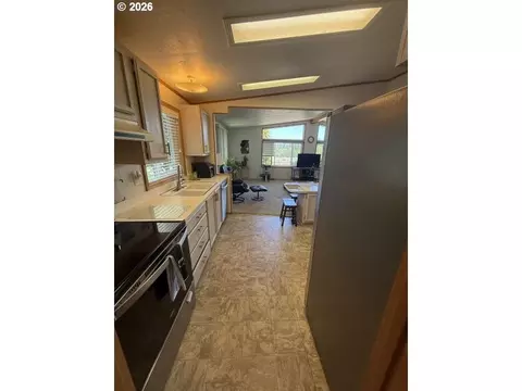 Kitchen - 401 Hillside Loop, Seaside, OR 97138 photo 1 of 2