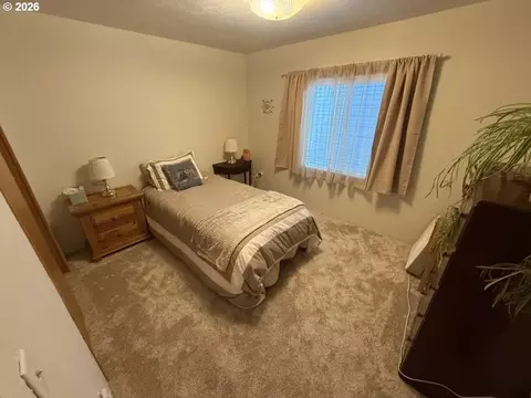 Bedroom - 401 Hillside Loop, Seaside, OR 97138 photo 2 of 7