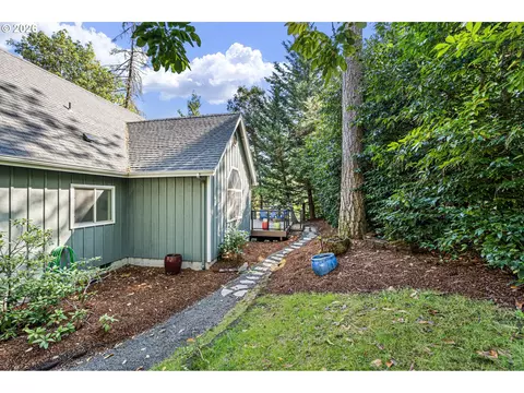 Exterior - 75 Marlboro Ln, Eugene, OR 97405 photo 5 of 12