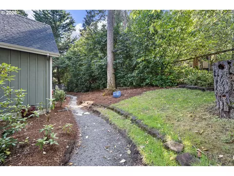Exterior - 75 Marlboro Ln, Eugene, OR 97405 photo 4 of 12