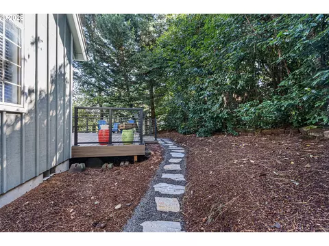 Exterior - 75 Marlboro Ln, Eugene, OR 97405 photo 6 of 12