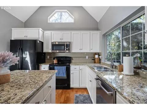 Kitchen - 75 Marlboro Ln, Eugene, OR 97405 photo 2 of 3