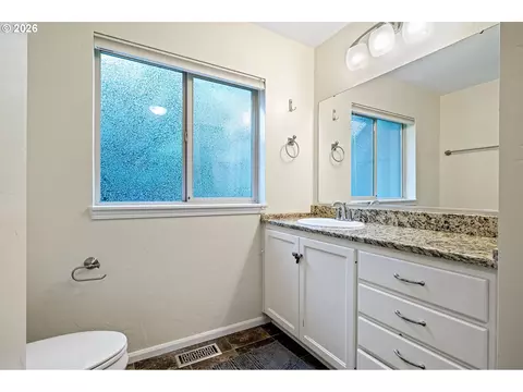 Bath - 75 Marlboro Ln, Eugene, OR 97405 photo 1 of 4