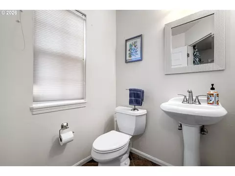 Bath - 75 Marlboro Ln, Eugene, OR 97405 photo 2 of 4