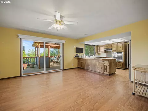 Living - 407 SW 7th St, Gresham, OR 97080 photo 4 of 6