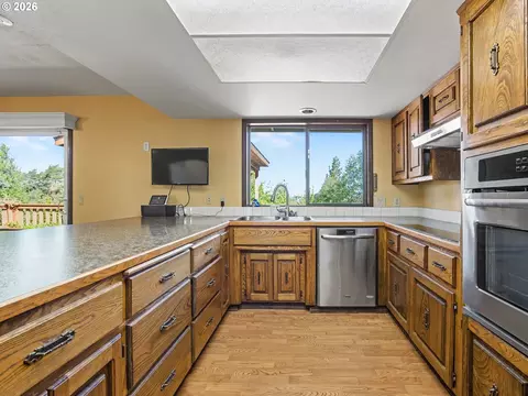 Kitchen - 407 SW 7th St, Gresham, OR 97080 photo 2 of 4
