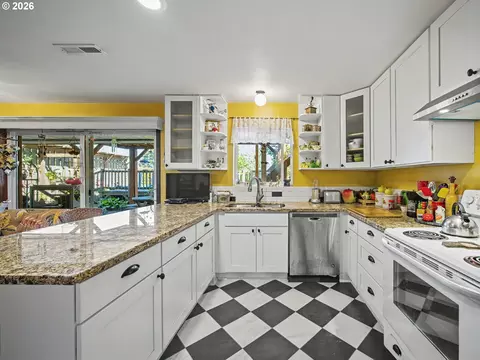 Kitchen - 407 SW 7th St, Gresham, OR 97080 photo 3 of 4