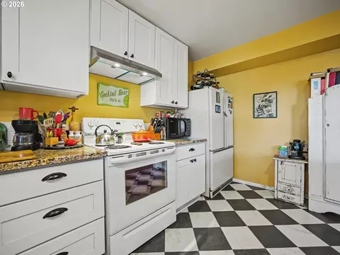 Kitchen - 407 SW 7th St, Gresham, OR 97080 photo 4 of 4