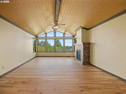 Living - 407 SW 7th St, Gresham, OR 97080 photo 1 of 6