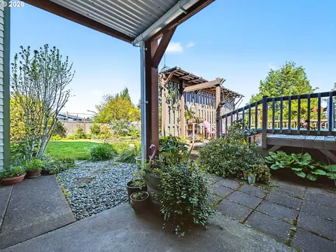 Exterior - 407 SW 7th St, Gresham, OR 97080 photo 6 of 11