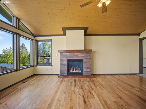 Living - 407 SW 7th St, Gresham, OR 97080 photo 2 of 6