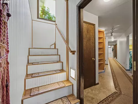 Entry Way - 407 SW 7th St, Gresham, OR 97080 photo 2 of 3