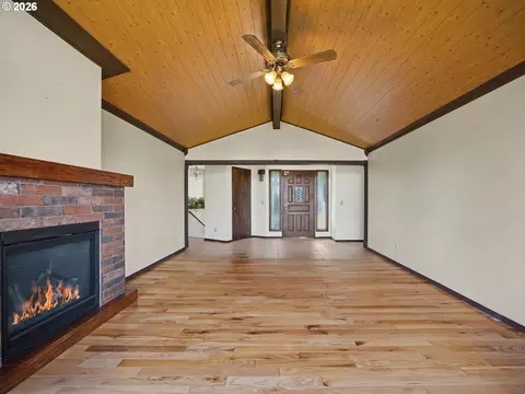 Living - 407 SW 7th St, Gresham, OR 97080 photo 3 of 6