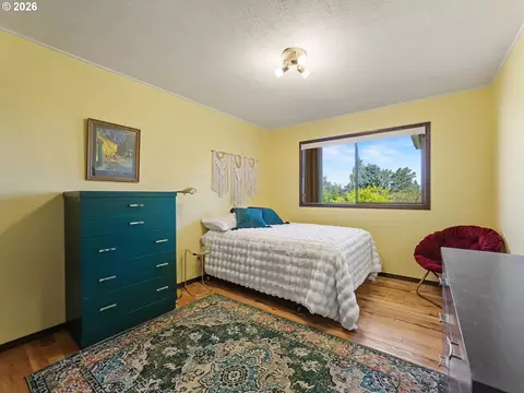 Bedroom - 407 SW 7th St, Gresham, OR 97080 photo 6 of 6