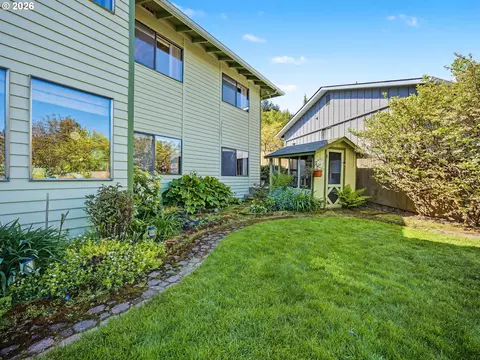 Exterior - 407 SW 7th St, Gresham, OR 97080 photo 4 of 11