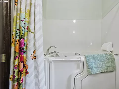 Bath - 407 SW 7th St, Gresham, OR 97080 photo 2 of 4