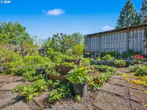 Exterior - 407 SW 7th St, Gresham, OR 97080 photo 9 of 11