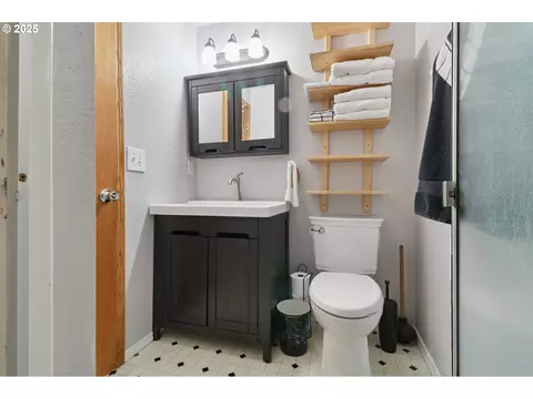 Bath - 31563 SE Lusted Rd, Gresham, OR 97080 photo 2 of 4