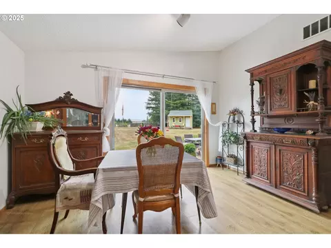 Dining - 31563 SE Lusted Rd, Gresham, OR 97080 photo 2 of 2