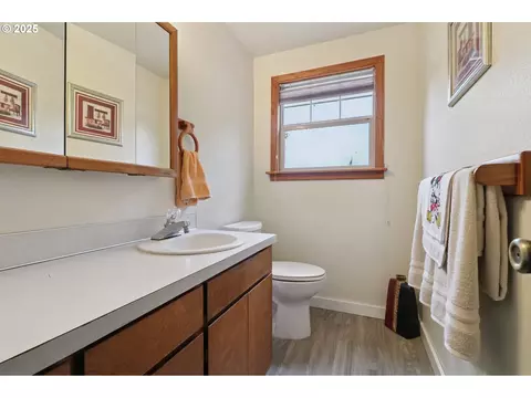 Bath - 31563 SE Lusted Rd, Gresham, OR 97080 photo 4 of 4