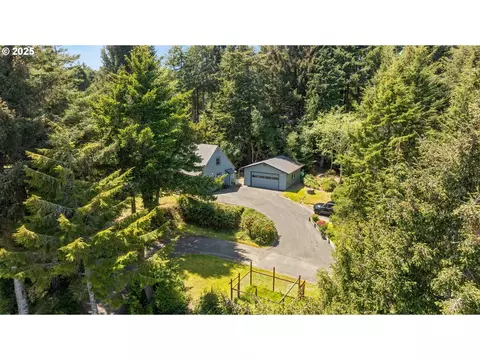 90252 Knob Noster Ln, Coos Bay, OR 97420