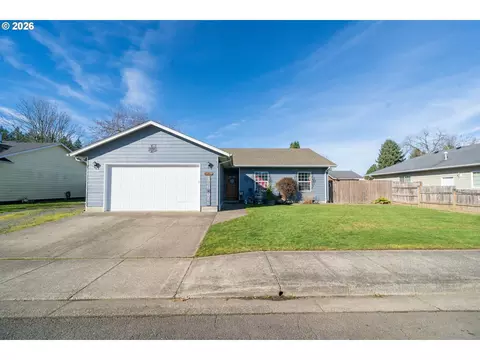 1137 SE 2nd Ave, Mill City, OR 97360