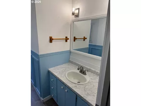 Bath - 3820 Dove Ln, Eugene, OR 97402 photo 1 of 2