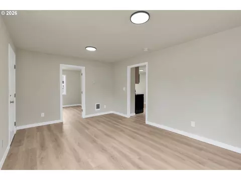 Living - 252 Douglas St, Longview, WA 98632 photo 2 of 3