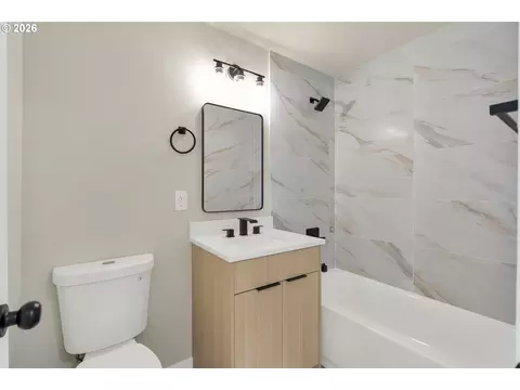 Bath - 252 Douglas St, Longview, WA 98632 photo 1 of 1
