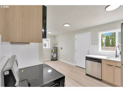 Kitchen - 252 Douglas St, Longview, WA 98632 photo 1 of 3