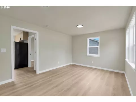 Living - 252 Douglas St, Longview, WA 98632 photo 1 of 3