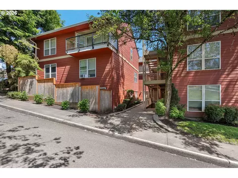 1033 SW Gibbs St #105, Portland, OR 97239
