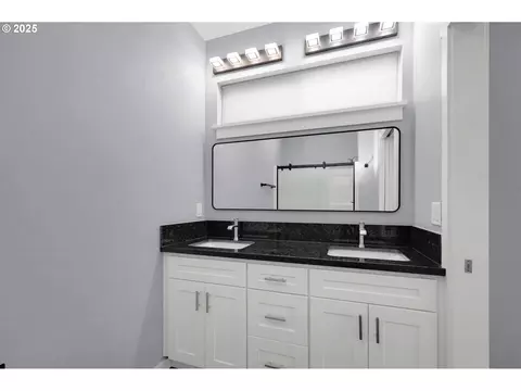 Bath - 2132 Willona Dr, Eugene, OR 97408 photo 4 of 5