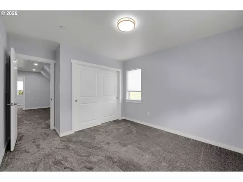 Bedroom - 2132 Willona Dr, Eugene, OR 97408 photo 6 of 9