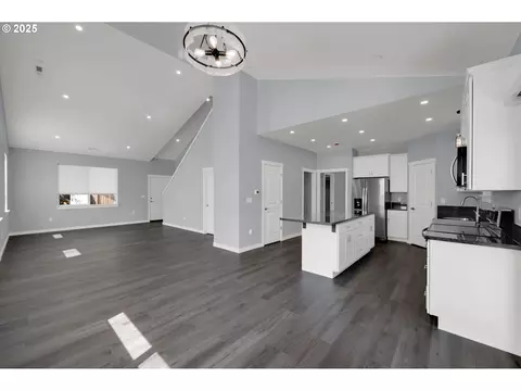 Living - 2132 Willona Dr, Eugene, OR 97408 photo 1 of 5