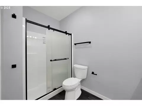 Bath - 2132 Willona Dr, Eugene, OR 97408 photo 3 of 5